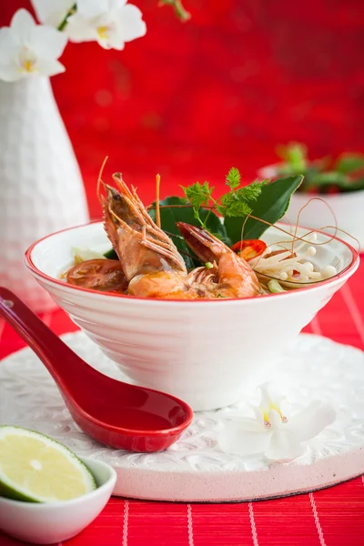 Tom yum soup with shrimps — Stock Photo, Image