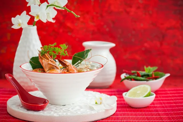 Tom yum soup with shrimps — Stock Photo, Image