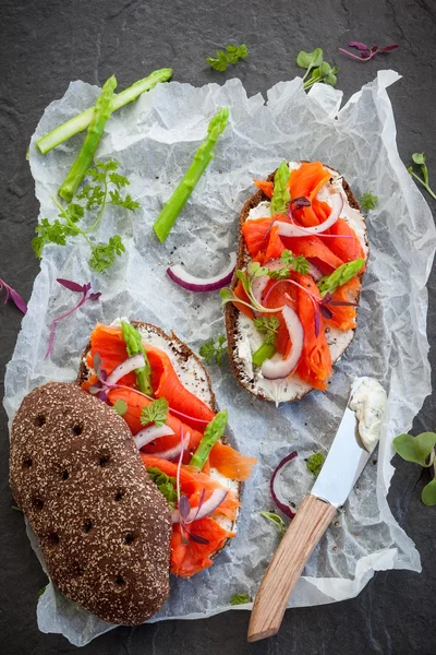 Бутерброди з копченим лососем — стокове фото