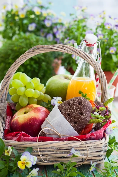Piknikkurv med frukt – stockfoto