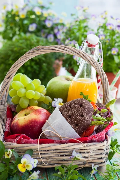 Cesta de piquenique com frutas — Fotografia de Stock