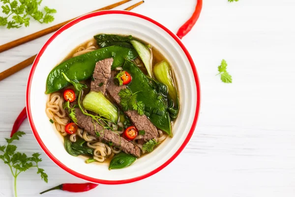 Würzige asiatische Rindfleischsuppe — Stockfoto