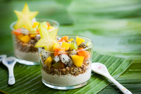 Café da manhã com frutas exóticas — Fotografia de Stock