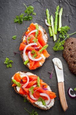 füme somon sandviç 