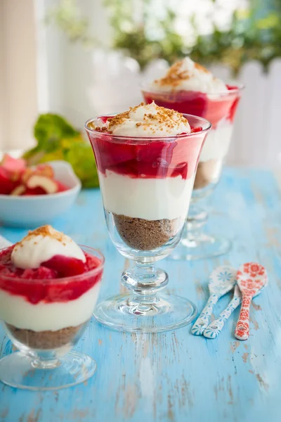 Dessert aus Rhabarber und Erdbeere — Stockfoto