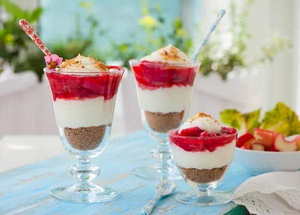 Rhubarb and strawberry dessert — Stock Photo, Image