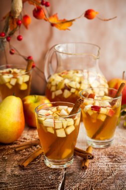 Elma ile sonbahar sangria