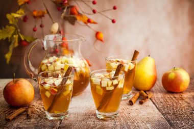 Elma ile sonbahar sangria