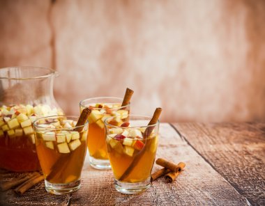 Elma ile sonbahar sangria