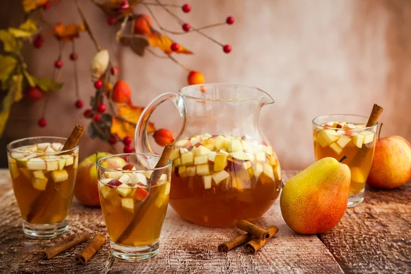 Herbst-Sangria mit Äpfeln — Stockfoto