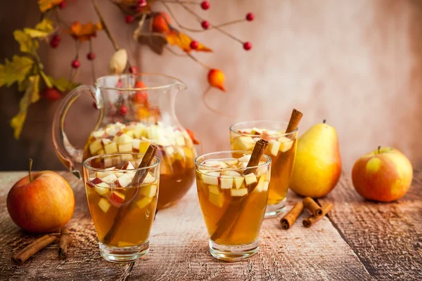 Herbst-Sangria mit Äpfeln — Stockfoto