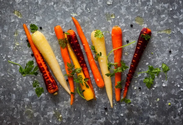 Сырая радужная морковь для жарки — стоковое фото
