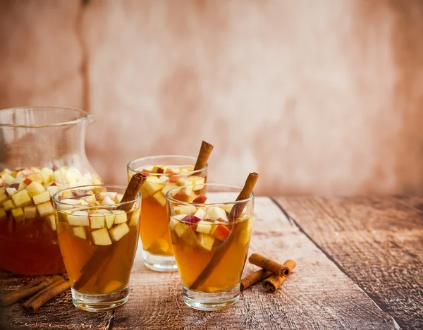 Herbst-Sangria mit Äpfeln — Stockfoto