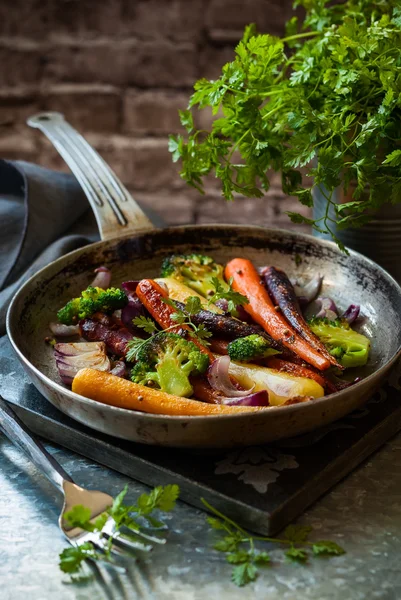 Légumes rôtis dans une casserole — Photo