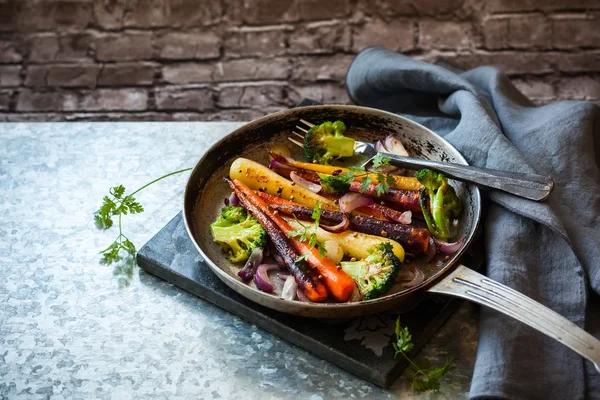 Geroosterde groenten in pan — Stockfoto