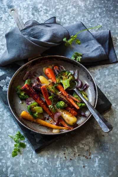Geroosterde groenten in pan — Stockfoto