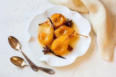 Baharat ile haşlanmış armut