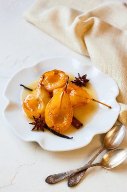 Baharat ile haşlanmış armut