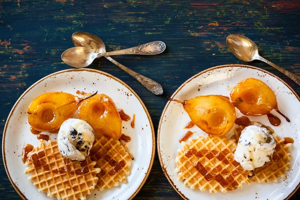 Pere caramellate con gelato — Foto Stock