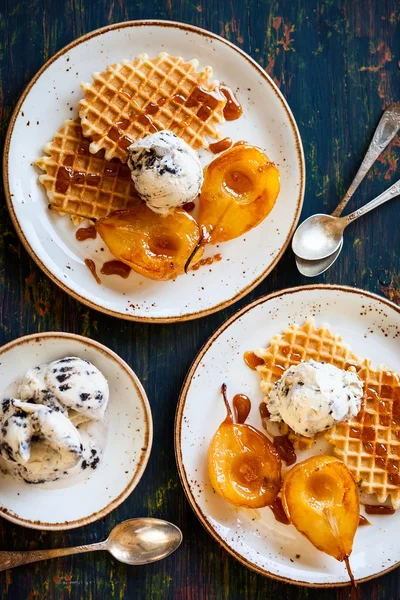 Pere caramellate con gelato — Foto Stock