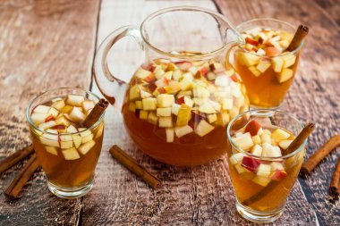 Tarçın ile sonbahar Sangria