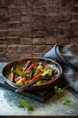 Kavrulmuş havuç ve brokoli