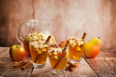Tarçın ile sonbahar Sangria
