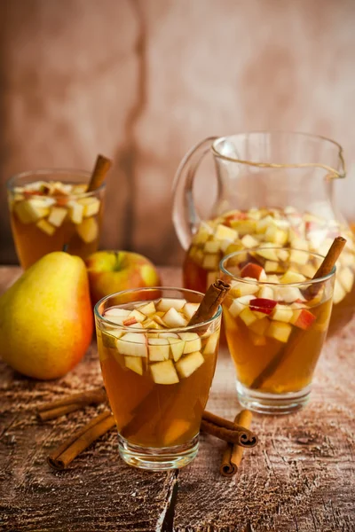 Herbst-Sangria mit Zimt — Stockfoto