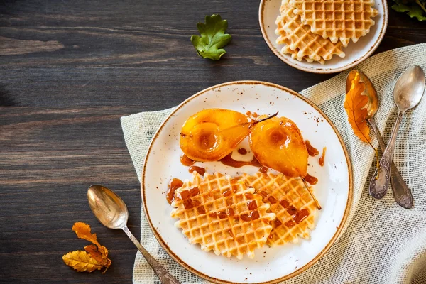 Pere caramellate con cialde — Foto Stock