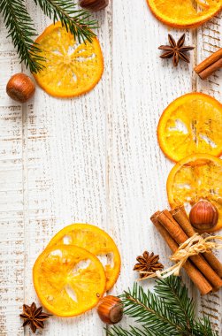 Köknar dallarıyla Noel süslemesi