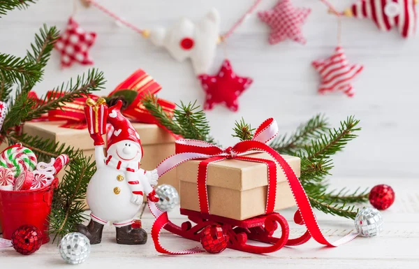 Sněhulák vánoční a dárkové boxy — Stock fotografie