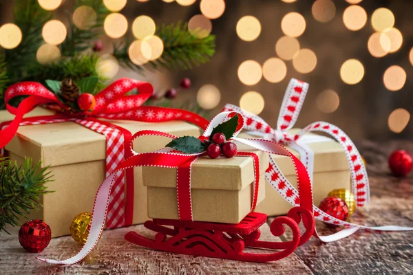 Cadeaux de Noël et décor festif — Photo
