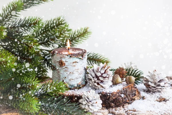 Vánoční dekorace s hořící svíčkou — Stock fotografie