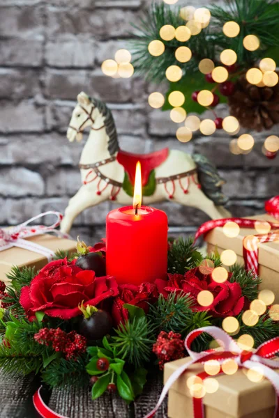 Decoraciones navideñas con vela roja —  Fotos de Stock