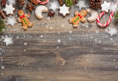 Zencefilli kurabiyelerle Noel süslemesi