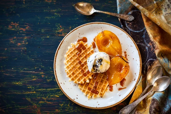 Pere caramellate con gelato — Foto Stock