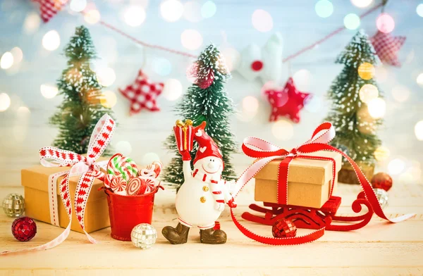 Muñeco de nieve, cajas de regalo y árboles de Navidad — Foto de Stock