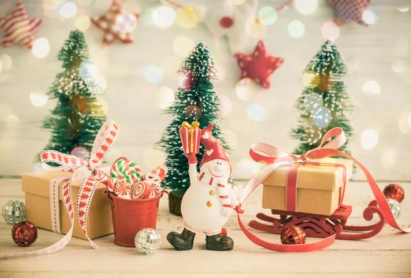 Sněhulák, dárkové krabičky a vánoční stromky — Stock fotografie