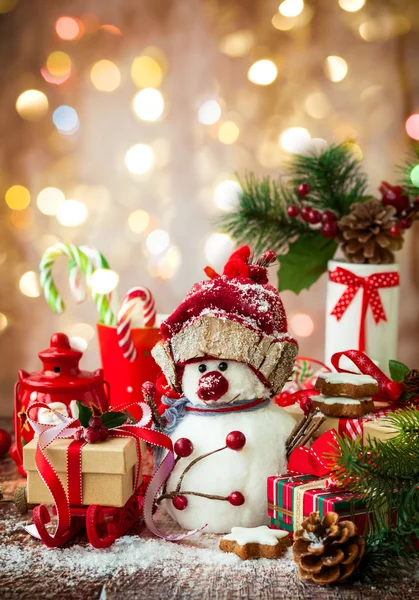 Schneemann, Weihnachtsgeschenke und Süßigkeiten — Stockfoto