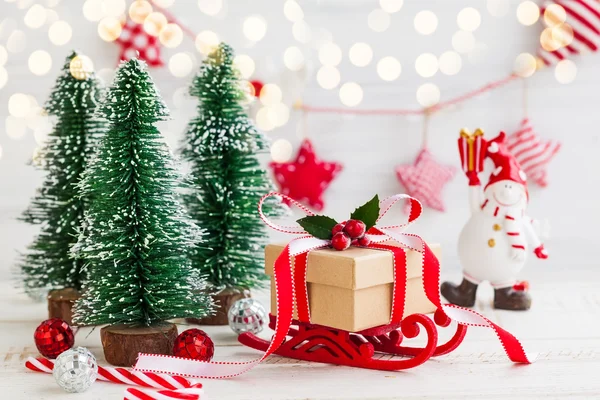 Kerstcadeau met decoratie — Stockfoto