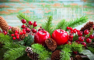 Köknar ağacıyla Noel süslemesi