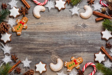 Zencefilli kurabiyelerle Noel süslemesi