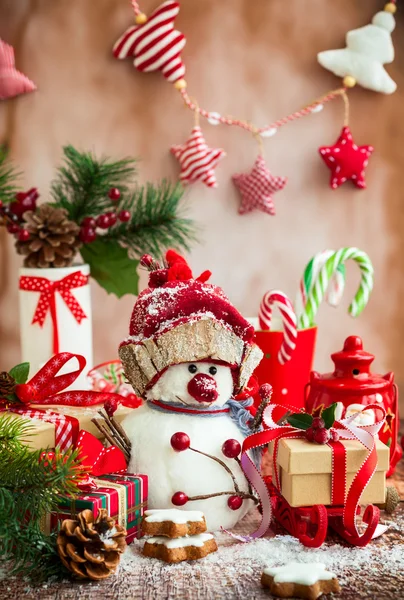 Рождественские подарки и сладости — стоковое фото