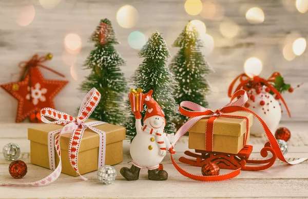 Geschenkdozen en decoratieve kerstbomen — Stockfoto