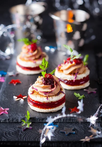 Festive cocktails on the silver tray — Stock Photo, Image