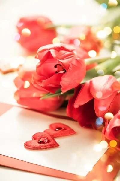 Rote Tulpen zum Valentinstag — Stockfoto