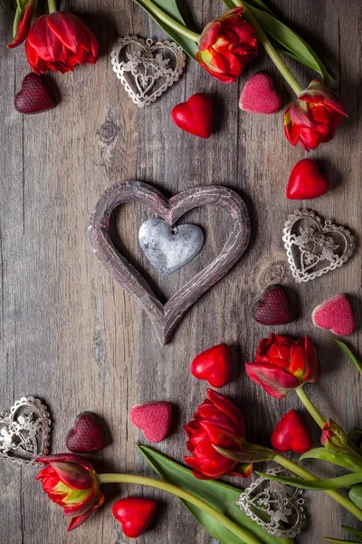 Tartufi di cioccolato e fiori rossi — Foto Stock