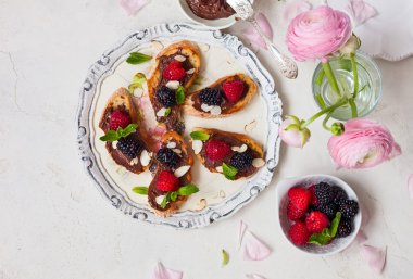 Tatlı berry bruschetta çikolata ile