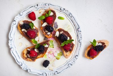 Tatlı berry bruschetta çikolata ile