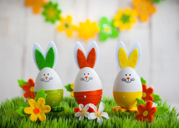 Tre coniglietti pasquali colorati — Foto Stock